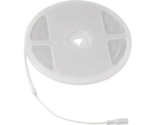Bandă LED pe o rolă albă din plastic cu cablu de conectare.