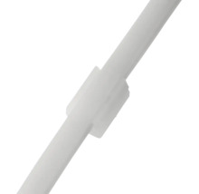 Bandă LED flexibilă albă cu clemă de montare din plastic.