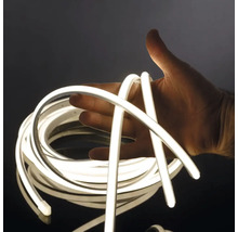 Bandă luminoasă LED neon flexibilă cu lumină albă, ținută în mână pentru a demonstra flexibilitatea.