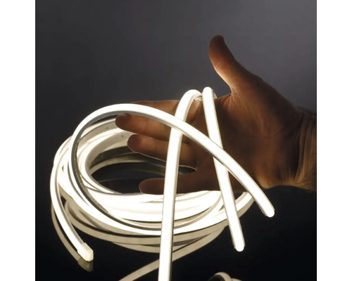 Bandă luminoasă LED neon flexibilă cu lumină albă, ținută în mână pentru a demonstra flexibilitatea.