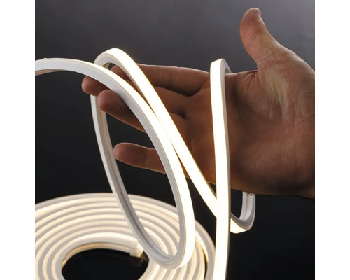 Bandă LED neon flexibilă, ținută în mână și iluminată.