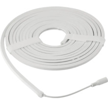 Bandă LED flexibilă rulată, cu un conector de legătură.