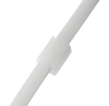Detaliu al unei bare de fixare din plastic alb pentru montarea jaluzelelor.