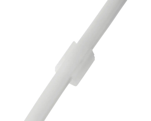 Detaliu al unei bare de fixare din plastic alb pentru montarea jaluzelelor.