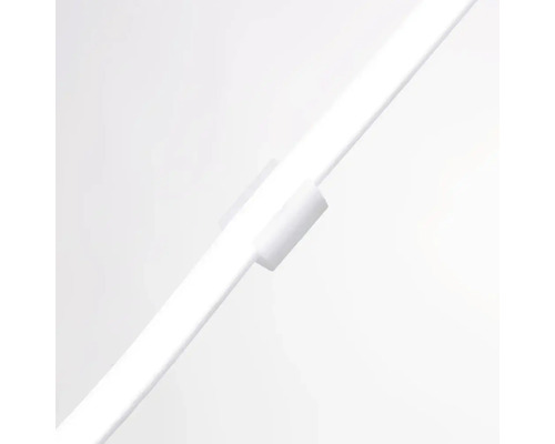 Bandă luminoasă albă cu un mic conector dreptunghiular.