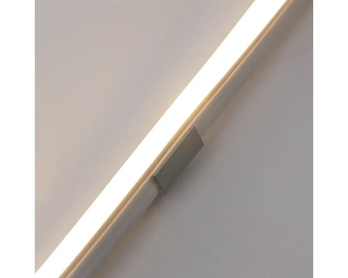 Bandă luminoasă LED aprinsă, cu o clemă de montare din metal.