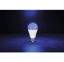 Bec LED cu soclu E27 și efect de sclipici albastru în cupola transparentă, emite lumină albastră.