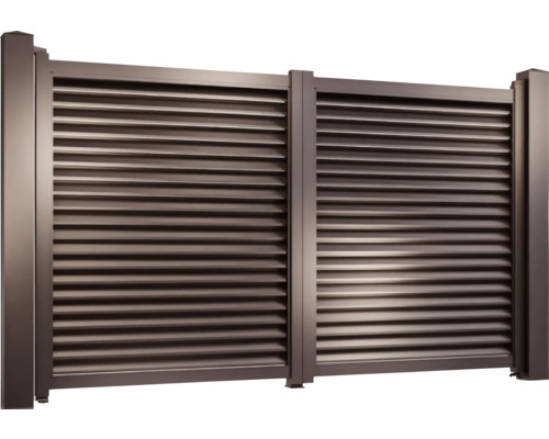 Panou de gard din aluminiu cu lamele orizontale și stâlpi cu aspect metalic închis.