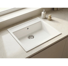 Chiuvetă de bucătărie încorporabilă dreptunghiulară albă, montată într-un blat deschis la culoare, cu sită de scurgere.