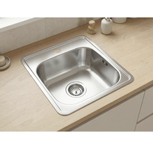 Chiuvetă de bucătărie încorporabilă din oțel inoxidabil într-un blat de lemn deschis cu o cuvă pătrată și preaplin.