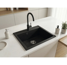 Chiuvetă de bucătărie modernă încastrată din compozit negru cu baterie neagră cu pipă înaltă pe un blat de bucătărie deschis la culoare.