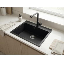 Chiuvetă de bucătărie încorporabilă modernă negru mat cu baterie înaltă asortată pe un blat alb într-o bucătărie luminoasă.