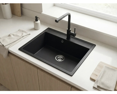 Chiuvetă de bucătărie încorporabilă modernă negru mat cu baterie înaltă asortată pe un blat alb într-o bucătărie luminoasă.