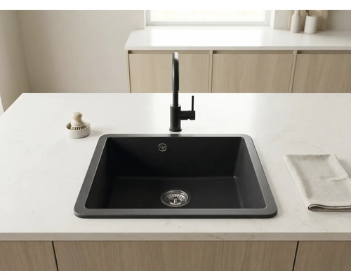 Insulă de bucătărie modernă cu chiuvetă dreptunghiulară închisă la culoare, baterie de bucătărie neagră și blat deschis la culoare.