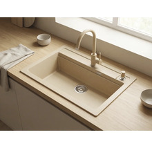 Chiuvetă încorporată bej cu baterie asortată și dozator de săpun într-un blat de lucru din lemn. Design modern de bucătărie.