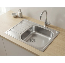 Chiuvetă încorporabilă din oțel inoxidabil cu picurător și baterie pe un blat cu aspect de lemn.