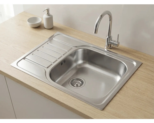 Chiuvetă încorporabilă din oțel inoxidabil cu picurător și baterie pe un blat cu aspect de lemn.