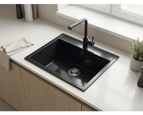 Chiuvetă de bucătărie neagră cu o singură cuvă și baterie neagră, încastrată într-un blat de lucru deschis la culoare într-o bucătărie modernă.