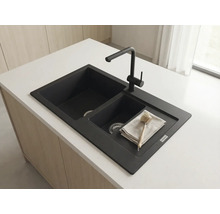 Chiuvetă dublă Franke din compozit de granit negru cu baterie neagră pe o insulă de bucătărie deschisă la culoare.