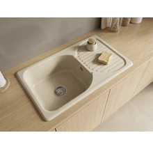 Chiuvetă de bucătărie încorporabilă cu o cuvă și picurător, instalată într-un blat din lemn deschis la culoare.