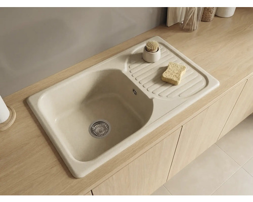 Chiuvetă de bucătărie încorporabilă cu o cuvă și picurător, instalată într-un blat din lemn deschis la culoare.