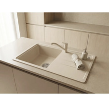 Chiuvetă de bucătărie încorporată, modernă, cu picurător și baterie asortată, într-o bucătărie luminoasă și organizată.