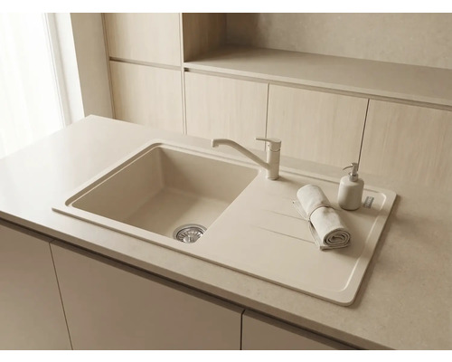 Chiuvetă de bucătărie încorporată, modernă, cu picurător și baterie asortată, într-o bucătărie luminoasă și organizată.