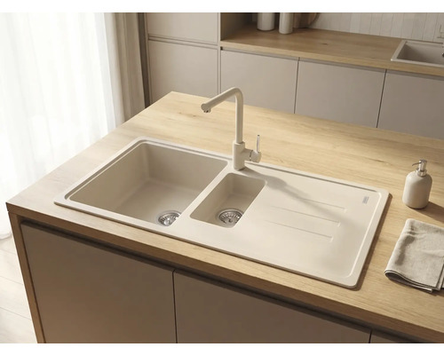 Chiuvetă încorporată cu o cuvă și jumătate, picurător și baterie asortată pe un blat de lemn deschis într-o bucătărie modernă.