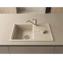 Chiuvetă de bucătărie încorporabilă cu o cuvă, picurător și baterie asortată într-un blat bej.