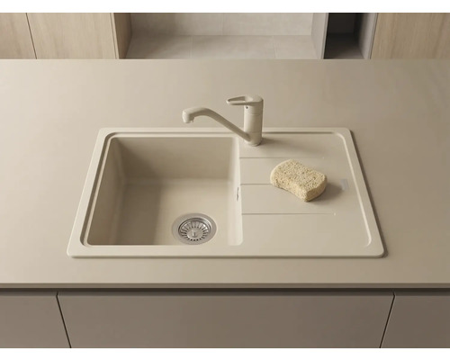 Chiuvetă de bucătărie încorporabilă cu o cuvă, picurător și baterie asortată într-un blat bej.