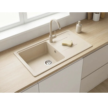 Bucătărie modernă, luminoasă, cu chiuvetă încorporabilă din compozit cu o cuvă și picurător, baterie asortată și blat cu aspect de lemn.