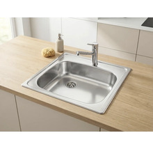 Chiuvetă de bucătărie din oțel inoxidabil cu baterie cromată pe un blat cu aspect de lemn.