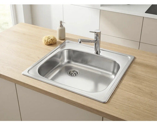 Chiuvetă de bucătărie din oțel inoxidabil cu baterie cromată pe un blat cu aspect de lemn.