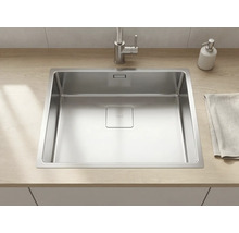 Chiuvetă încorporată din oțel inoxidabil într-un blat cu aspect de lemn, cu scurgere pătrată, baterie și dozator de săpun.