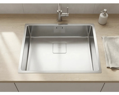 Chiuvetă încorporată din oțel inoxidabil într-un blat cu aspect de lemn, cu scurgere pătrată, baterie și dozator de săpun.