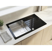 Chiuvetă de bucătărie Teka modernă cu cuvă din oțel inoxidabil și picurător din sticlă neagră, încorporată într-un blat deschis.