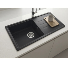 Chiuvetă încorporabilă dreptunghiulară neagră cu picurător, montată într-un blat de lucru deschis la culoare cu baterie cromată.