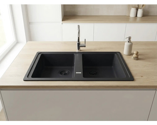 Chiuvetă dublă din compozit de granit într-un blat cu aspect de lemn, cu o baterie de bucătărie cromată, într-o bucătărie modernă.