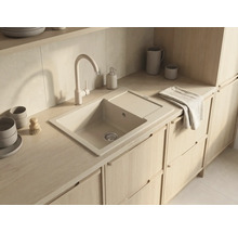 Scenă de bucătărie modernă și luminoasă cu chiuvetă încorporată din compozit, picurător și baterie înaltă pe un blat, aspect organizat.