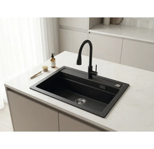 Chiuvetă încorporabilă neagră cu baterie de bucătărie neagră pe blat de lucru deschis în bucătărie modernă, luminoasă.