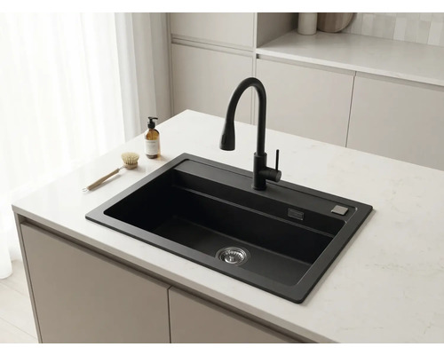 Chiuvetă încorporabilă neagră cu baterie de bucătărie neagră pe blat de lucru deschis în bucătărie modernă, luminoasă.