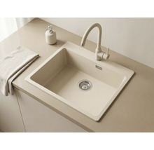 Chiuvetă de bucătărie modernă pătrată din compozit de cuarț cu baterie înaltă asortată într-o bucătărie luminoasă, minimalistă.