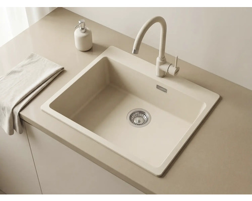 Chiuvetă de bucătărie modernă pătrată din compozit de cuarț cu baterie înaltă asortată într-o bucătărie luminoasă, minimalistă.