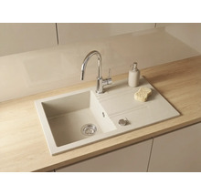 Chiuvetă de bucătărie încorporabilă modernă din compozit de granit, cu o cuvă, picurător, baterie și accesorii pe un blat de lucru.