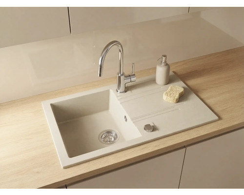 Chiuvetă de bucătărie încorporabilă modernă din compozit de granit, cu o cuvă, picurător, baterie și accesorii pe un blat de lucru.