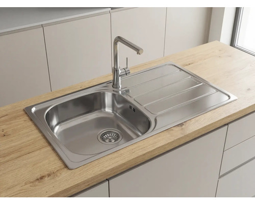 Chiuvetă încorporabilă din oțel inoxidabil cu o cuvă și picurător, montată în blat cu aspect de lemn și o baterie de bucătărie modernă.