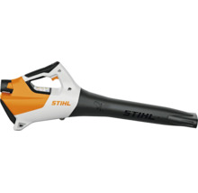 Suflantă de frunze cu acumulator Stihl în culorile portocaliu, alb și negru, cu mâner ergonomic și tub de suflare lung.