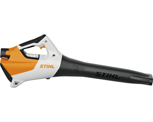 Suflantă de frunze cu acumulator Stihl în culorile portocaliu, alb și negru, cu mâner ergonomic și tub de suflare lung.