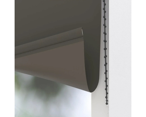 Vedere de aproape a unui rulou interior antracit cu lanț cu bile negru pentru montare pe geam.