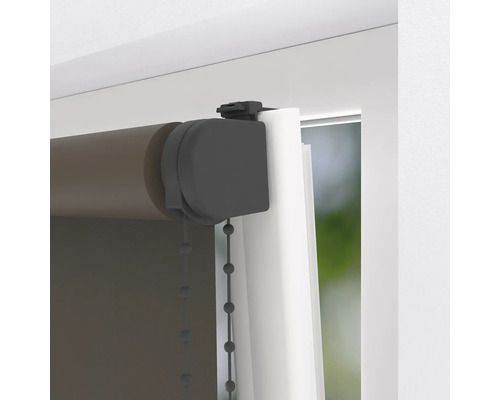 Rulou maro închis fără găurire cu sistem de prindere pe rama albă a ferestrei.